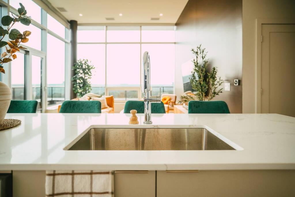 New - Luxury 2Br Penthouse Apt In Central هاليفاكس المظهر الخارجي الصورة